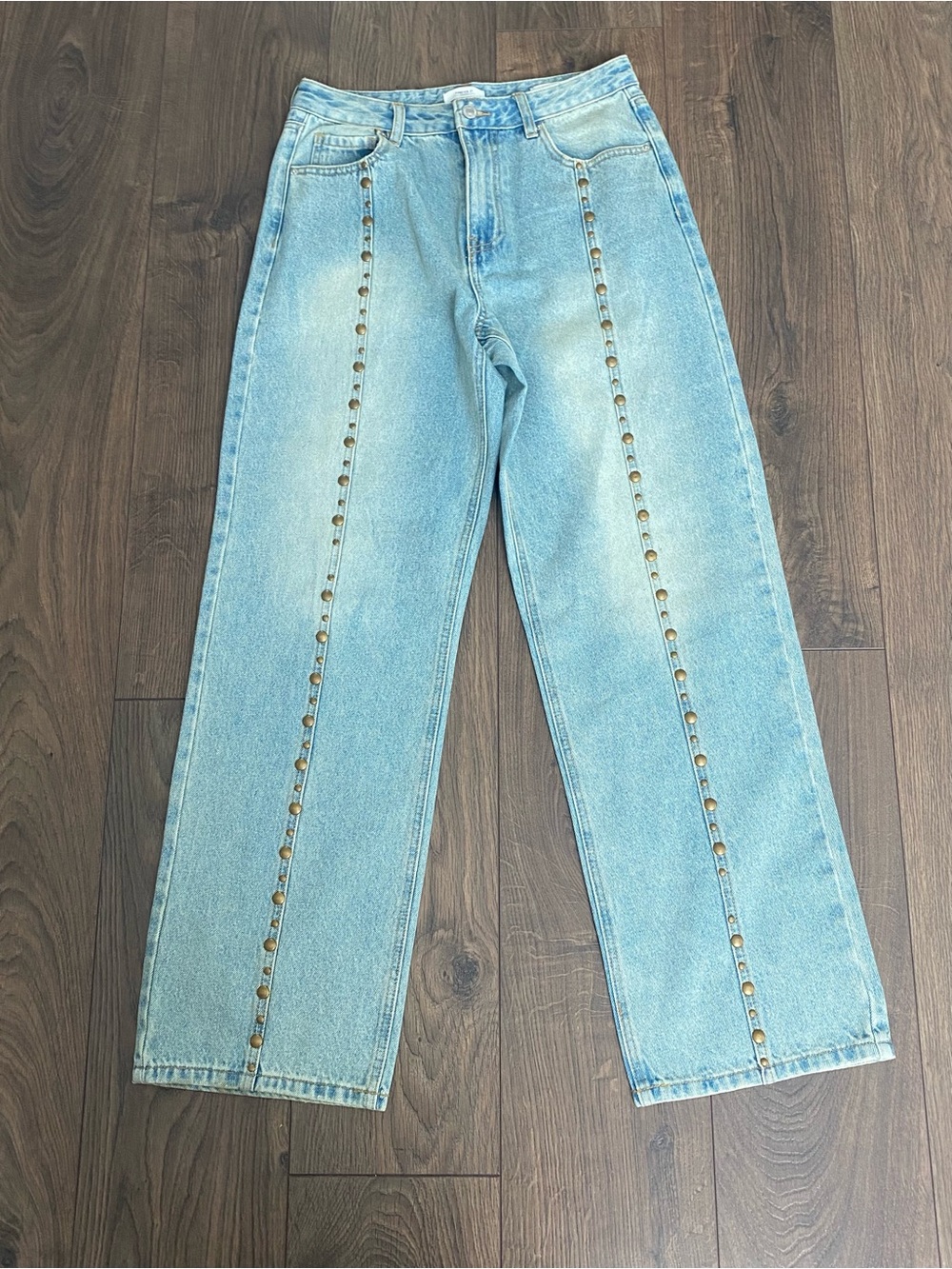 NWOT Forever 21 Light Blue Stud-Trim Relaxed Jeans